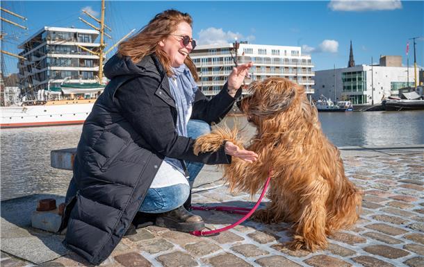 Am Neuen Hafen startet die „Dicke Pötte Tour“. Dort darf nicht nur die Bremerhavenerin Susanne Carstensen mitfahren, sondern auch ihre Briard-Hündin Bijou.