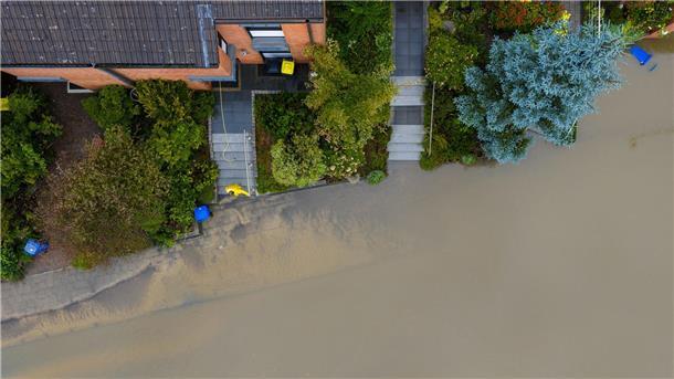 Starkregen überflutet Straßen und Keller im Westen Am Niederrhein verwandelten sich Straßen in Wasserlandschaften.