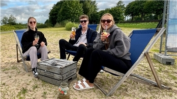 Cocktails, Liegestühle, Weserblick: Am Nordenhamer Strand hat der Heimatsommer begonnen. Wir waren vor Ort und haben jede Menge Bilder mitgebracht.