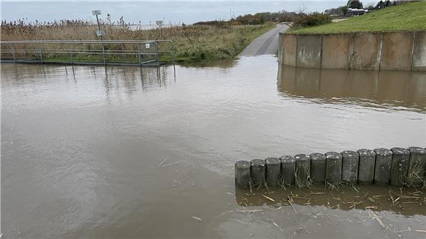 Sturm an der Nordseeküste: Alles zur aktuellen Lage Am Nordenhamer Weserstrand ist in Höhe des Segelclubs kein Durchkommen, so hoch ist das Wasser aufgelaufen.