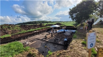 Am Ortsrand von Ahlen-Falkenberg haben sich die Archäologen um Dr. Anja Behrens inzwischen bis auf zwei Meter Tiefe vorgearbeitet. Die oberen Schichten des Großsteingrabes haben sie bereits weitgehend freigelegt.