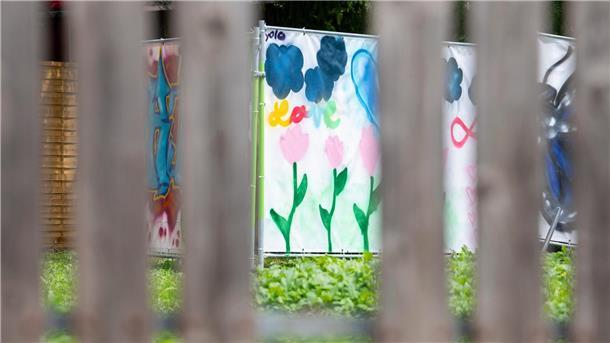 Mordprozess von Illerkirchberg: Lebenslange Haft Am Rand einer Brachfläche hängen von Kindern gestaltete Plakate an Bauzäunen. An dieser Stelle stand das Haus, vor dem der Messerangriff auf zwei Schülerinnen stattfand.
