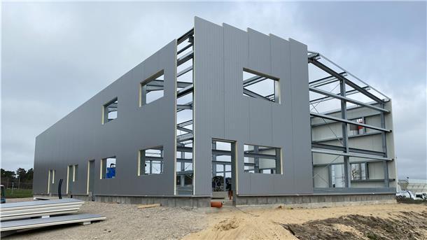 Am Rande des Deichbrand-Festivalgeländes in Wanhöden baut die Wurster Lagerhausgesellschaft zurzeit diese Büro- und Lagerhalle.