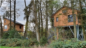 Holzhaus im Wald.