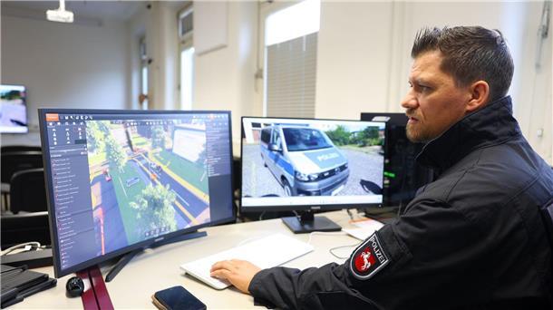 Polizei testet virtuelle Einsätze - GdP fordert Ausbau Am Rechner kann Polizeitrainer Johannes Wetzorke für seine Studierenden verschiedene Einsatzszenarien entwerfen.