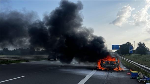 Am Samstag brannte auf der A1 im Bereich Bockel ein Auto komplett aus.