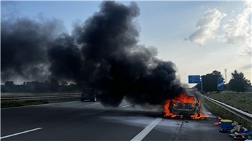Am Samstag brannte auf der A1 im Bereich Bockel ein Auto komplett aus.