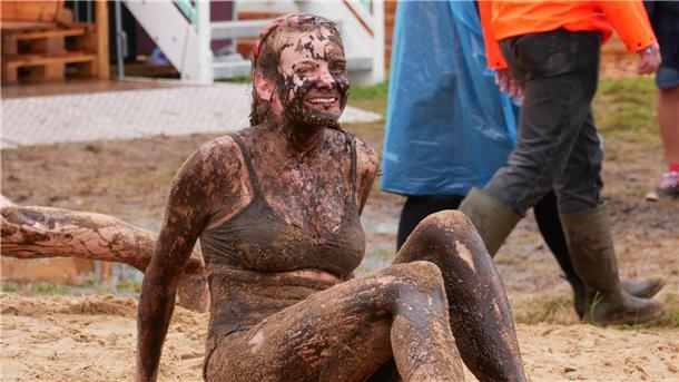 Am Samstag haben die Deichbrand-Fans ausgelassen im Regen getanzt. Am Sonntag reisen viele Besucher vorzeitig ab. Andere wälzen sich im Schlamm.