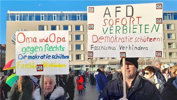 Am Samstag noch in Nordenham, heute in Bremerhaven: Generationsübergreifend gegen Rechtsextremismus.