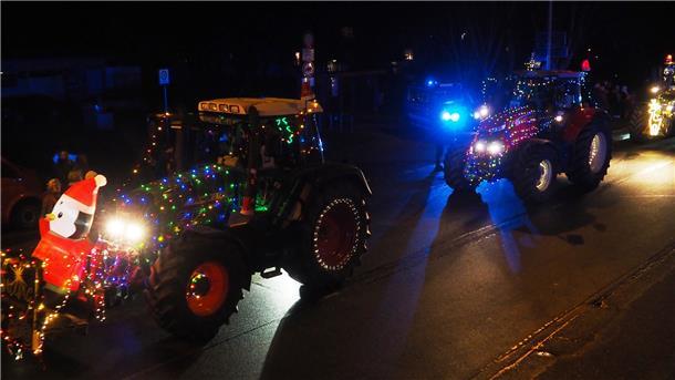 Am Samstag rollen sie wieder, um zur Adventszeit einen Funken Hoffnung in die Region zu tragen. Die Trecker fahren unter anderem durch Blexen, Nordenham, Abbehausen und Phiesewarden. 110 Trecker sind aktuell angemeldet.