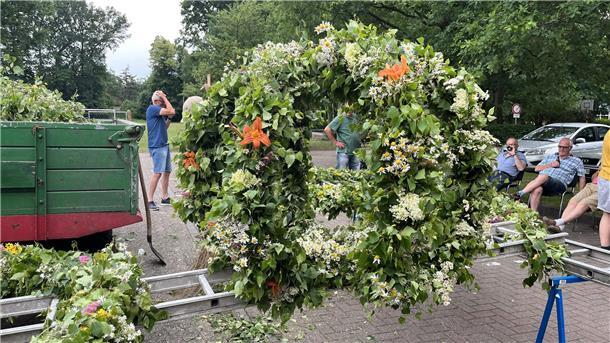 Elsdorf: Heimat- und Trachtenverein feiert Mittsommerfest Ein bunt geschmückter Mittsommerbaum.