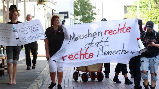 Am Samstag zog eine kleine Gruppe Punks unter dem Motto „Laut sein gegen rechts!“ durch Westerland.