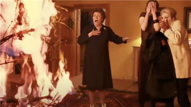 Am Schluss brennt der Baum. Eine Szene aus der Weihnachtsfest-Satire "Single Bells".
