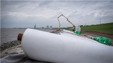 Am Seedeich verschwindet die Baustelle zweilagig unter so genanntem Geo-Textil. Damit die Flut es nicht wegreißt, kommen fast 1000 riesige Sandsäcke obendrauf.