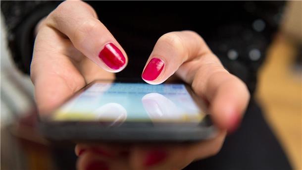Am Smartphone verbringen Menschen in Deutschland einer Untersuchung zufolge mehrere Stunden am Tag.