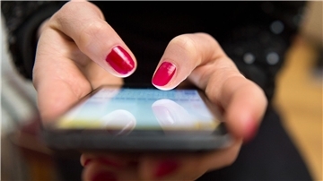 Am Smartphone verbringen Menschen in Deutschland einer Untersuchung zufolge mehrere Stunden am Tag.