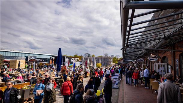 Viele Besucher schlendern durch das Schaufenster Fischereihafen und genießen die frische Luft. 