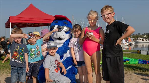 Partystimmung im Hafen: So haben die Nordenhamer Wassersportler gefeiert Kinder und ein Seehund-Maskottchen gucken in die Kamera