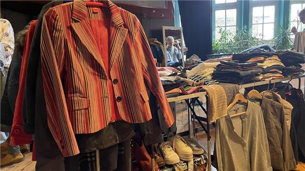 Das Foto zeigt einen Flohmarkt in der Nordenhamer Jahnhalle.