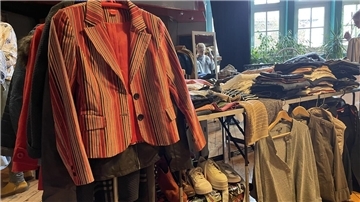 Das Foto zeigt einen Flohmarkt in der Nordenhamer Jahnhalle.