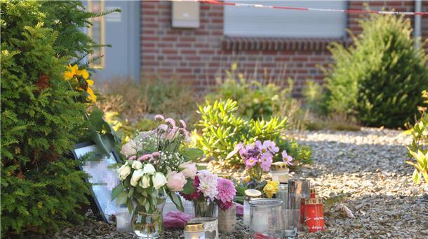 Am Sonntag stehen viele Blumen und Kerzen vor dem Haus in Gyhum am Hülsenbusch. Auch ein Foto der getöteten 30-Jährigen ist zu sehen, die Anteilnahme ist groß. 