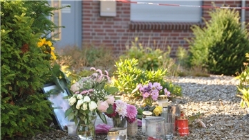 Am Sonntag stehen viele Blumen und Kerzen vor dem Haus in Gyhum am Hülsenbusch. Auch ein Foto der getöteten 30-Jährigen ist zu sehen, die Anteilnahme ist groß. 