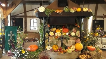 Am Sonntag wird zum plattdeutschen Erntedankgottesdienst auf der festlich geschmückten Diele des Hüßelhus‘ in Sandbostel eingeladen.