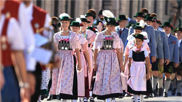 Am Sonntag zogen viele Leute in traditionellen Trachten durch München zum Oktoberfest.