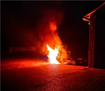 Am Sonntagabend ist auf dem Gelände einer Speditionsfirma an der Mühlenstraße in Barchel ein Auto in Brand geraten.