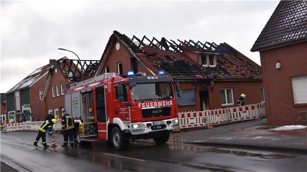 Ein Feuerwehrfahrzeug steht in dem Ort Beverstedt vor den Häusern.  Je zwei Wohn- und Geschäftsgebäude gerieten am Wochenende in Brand.