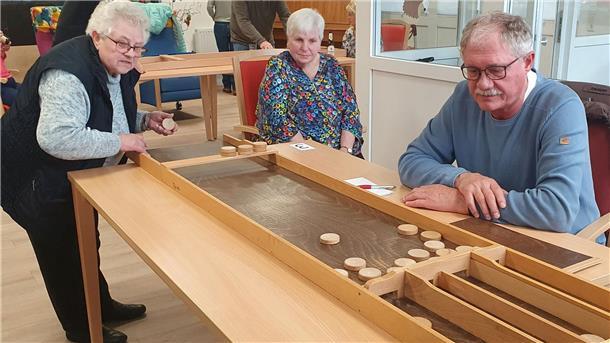 Spielenachmittag des Sozialverbandes Selsingen sehr gut besucht Das Foto zeigt Senioren beim Jakkolo spielen.