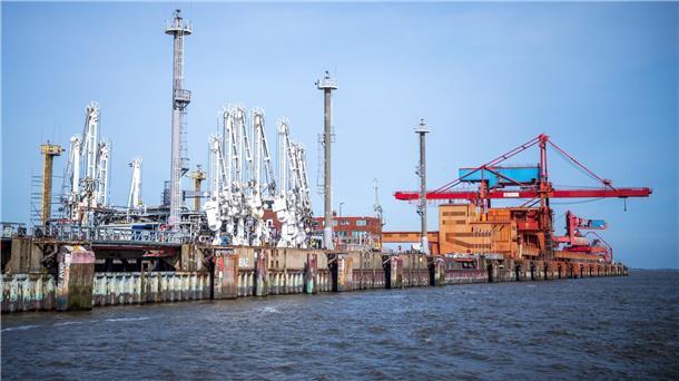Vertragsstreit um LNG-Import in Stade Am Stader Hafen sollte eigentlich schon LNG importiert werden. (Archivbild)