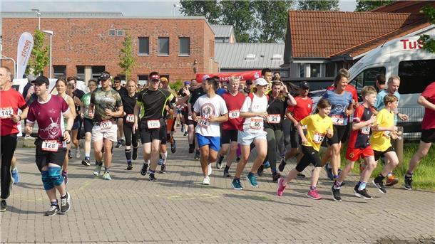 Wremer Deichlauf lockt mit speziellem Streckenprofil Am Start trennen sich die Wege, nach rechts beginnt die 15,9 km Strecke, nach links die 5,3 km.
