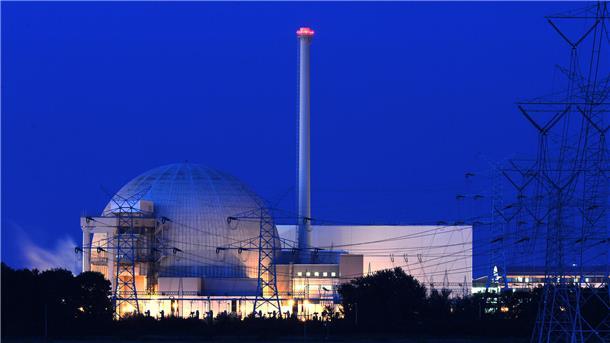Atomare Zwischenlager in Stadland: Wie hoch schätzen Bürger das Risiko ein? Nachtaufnahme des Kernkraftwerks Unterweser in der Gemeinde Stadland.