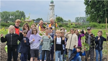 Am Strand säten die Kinder Sonnen- und Wiesenblumen.