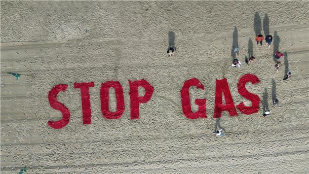 EWE-Chef verteidigt Borkum-Gas-Handel - Kritik von Grünen Am Strand von Borkum demonstrierten zuletzt Aktivisten von Fridays for Future gegen die Gasförderung. (Archivbild)