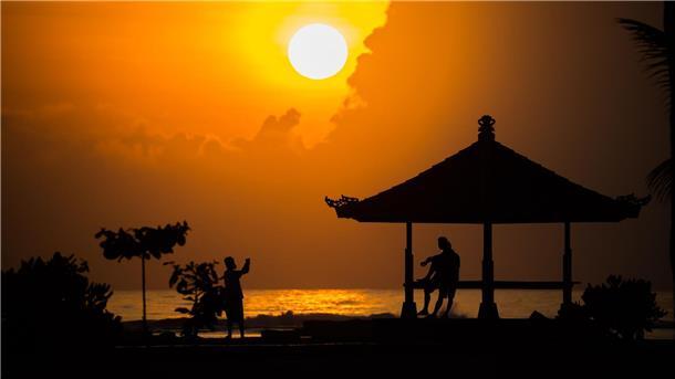 Am Strand von Nusa Dua geht die Sonne auf.