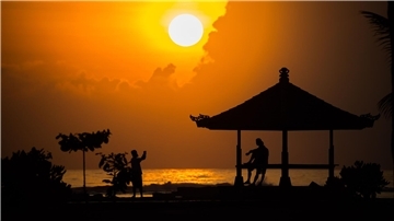 Am Strand von Nusa Dua geht die Sonne auf.