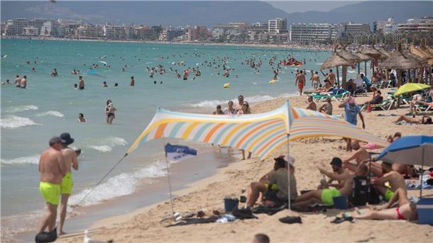 Hitze im Urlaub: Wo ist es erträglich, wo nicht? Am Strand - wie hier auf Mallorca - lässt es sich gut aushalten