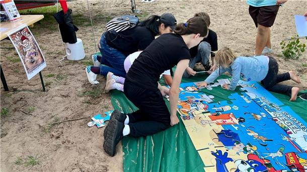 Das macht Spaß! Nordenhamer Piratenfest sorgt bei Kindern für beste Laune Am Strand wird gepuzzelt.