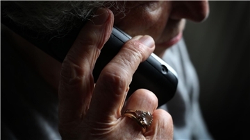 Am Telefon geben sich Betrüger oft als Verwandte oder Polizisten aus. Senioren werden so immer wieder Opfer des Enkeltricks. (Symbolfoto)