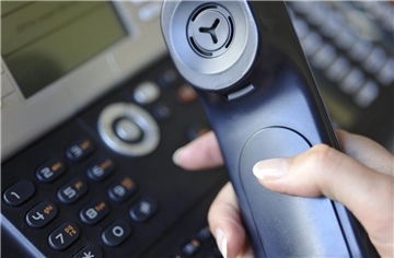 Hand mit Telefonhörer
