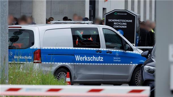 Am Tor 5 zum Werksgelände steht ein Fahrzeug mit der Aufschrift „Werkschutz“.