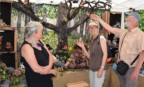 Am Trollfilz-Stand von Charlotte Madsen (links) finden sich bei der Kunstmeile in Sittensen mit Rainer und Harryd Steuer aus Lilienthal Zufalls-Besucher ein, die rundum begeistert sind von dem Ereignis.