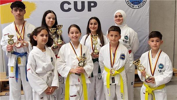 Asim Kürekci, Fatimanur Tosun, Julianna Smailov, Elif Bozkurt, Liya Ismail, Erkam Ali Güngör, Amine Güngör und Enishan Yildiz