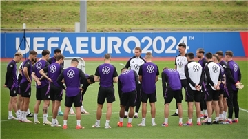 Am Übungsplatz wollte Bundestrainer Julian Nagelsmann am Freitag in Herzogenaurach in aller Ruhe seine Idee für den dritten Sieg im dritten EM-Spiel mit seiner Mannschaft einstudieren.
