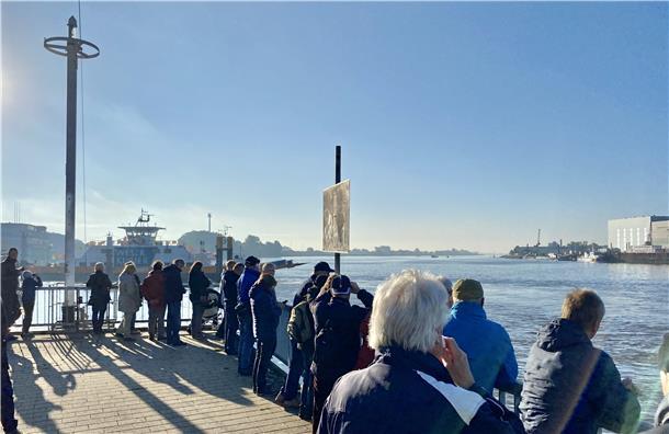 Live-Blog Weser-Parade: Lauter schöne Schiffe vor Bremerhaven Am Vegesacker Fähranleger haben sich schon zahlreiche Schaulustige versammelt.