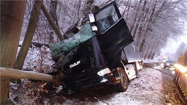Großeinsatz bei Ahausen: Lkw verunglückt auf schneeglatter Bundesstraße Am verunfallten Sattelzug bei Eversen erkennt man die schweren Schäden.