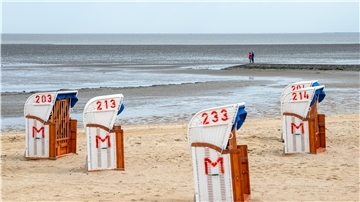Am Vormittag sind am Strand nur wenige Spaziergänger unterwegs. Hotels, Ferienwohnungen und andere Quartiere in niedersächsischen Regionen mit einer Sieben-Tage-Inzidenz unter 100 dürfen wieder Gäste empfangen.