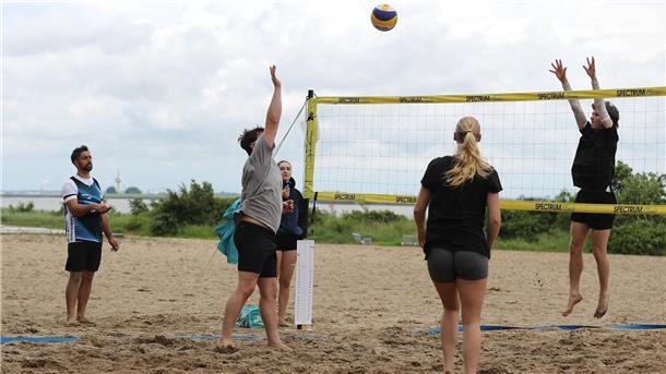 Beachvolleyball am Nordenhamer Weserstrand